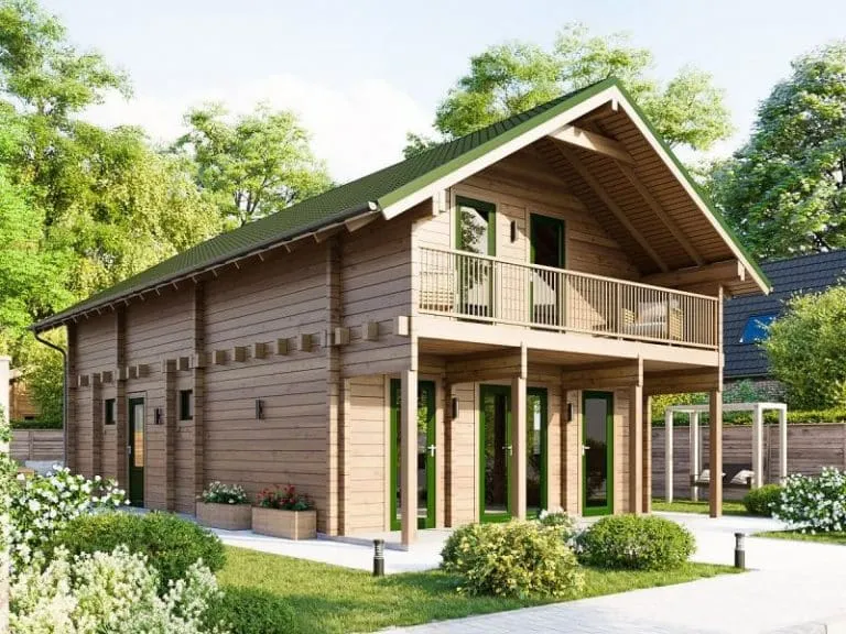 Ein zweistöckiges Blockhaus mit Balkon, umgeben von einem üppigen Garten und einem gepflasterten Gehweg.