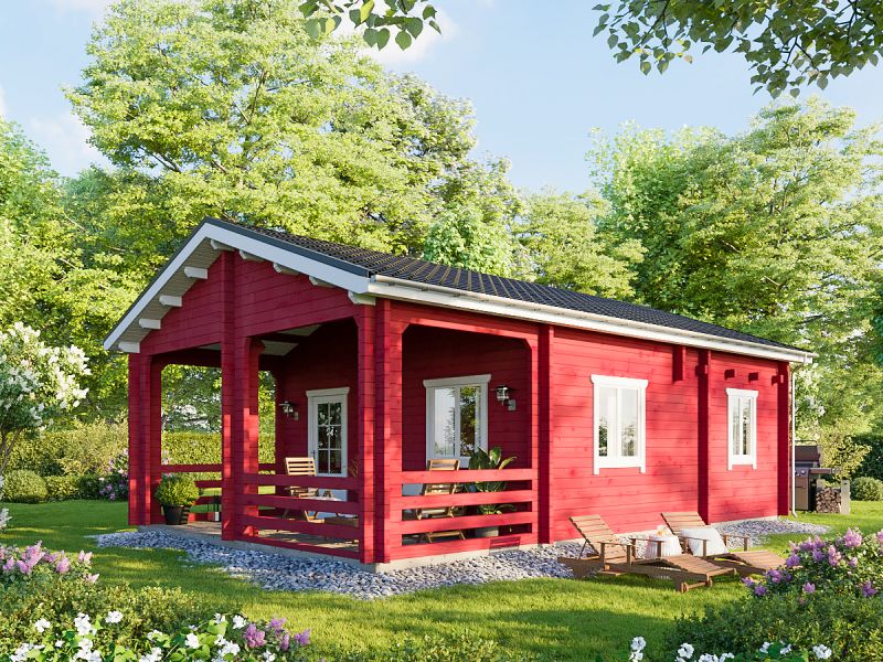 Een kleine, rode houten hut met een veranda aan de voorzijde, omgeven door een weelderige tuin met bloeiende planten en bomen, onder een helderblauwe lucht. Er zijn twee loungestoelen geplaatst vlakbij het pad dat naar het huis leidt.