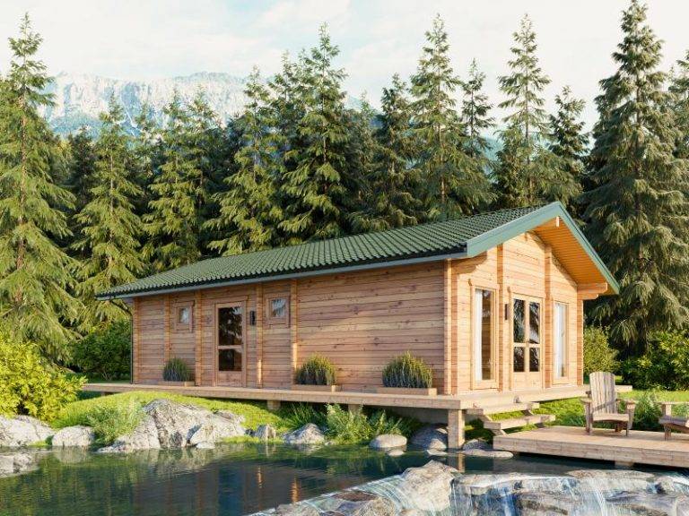 Holzhütte an einem von Bäumen umgebenen Teich mit Bergen im Hintergrund.