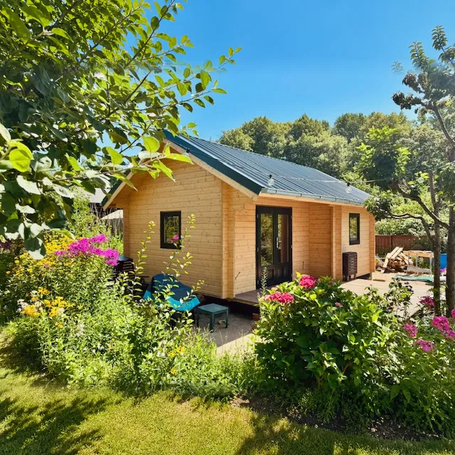 Holzhaus mit Blumen umgeben